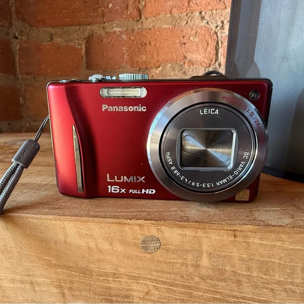 Excellent Condition: Panasonic Lumix digital camera with all accessories